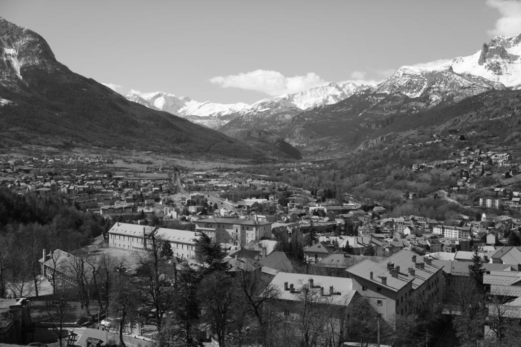 Auberge De La Paix Briançon Buitenkant foto